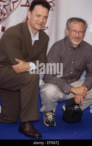 STEVEN SPIELBERG con Tom Hanks al Festival del Cinema di Venezia 1998.k13356rharv. © Roger Harvey/Globe foto/ZUMA filo/Alamy Live News Foto Stock