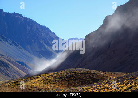 Argentina, Mendoza, Parco Aconcagua, paesaggio con la gamma della montagna e della valle Foto Stock