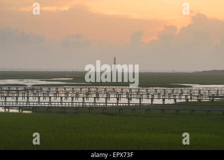 Stati Uniti d'America, Sud Carolina, follia Beach, Morris Island Lighthouse attraverso l'ingresso all'alba Foto Stock