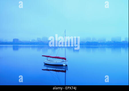 Stati Uniti d'America, Massachusetts, Boston, Charles River con la barca è avvolta nella nebbia Foto Stock