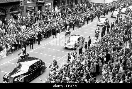 I Beatles a Liverpool, venerdì 10 luglio 1964. Torna a casa la sera per premiere di " una dura giornata di Notte' presso il cinema Odeon. Nella foto, Cavalcata, Castle Street sul modo per Town Hall. Foto Stock