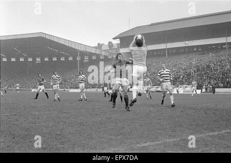 Il 1975 Glasgow Cup finale contestato tra Rangers e Celtic all'Hampden Park il 10 maggio, 1975. Il gioco ha finito in un 2-2 disegnare e le regole del concorso forebade tempo extra. Il replay non ha mai avuto luogo. Foto Stock