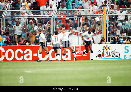 Svezia v Inghilterra, campionato europeo corrispondono, fase di gruppo, gruppo 1, R¿undastadion, Solna, Svezia, 17 giugno 1992. David Platt, celebra dopo il punteggio obiettivo. Punteggio finale: Svezia 2-1 Inghilterra Foto Stock