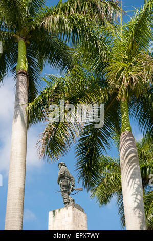 Statua del rivoluzionario cubano Che Guevara sta con le palme in un mausoleo dedicato per i combattenti di rivoluzione Foto Stock