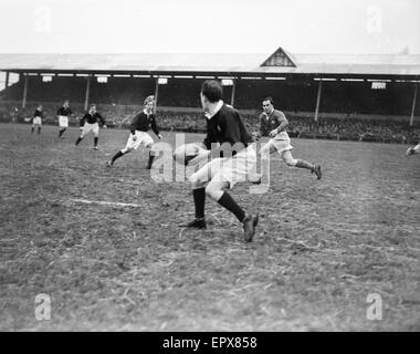 Azione dal Galles v Scozia Home Nations Championship tenutosi a St Helens suolo , Swansea. Il risultato finale è stato un punto 12 a zero la vittoria al Galles 4 Febbraio 1950 Foto Stock