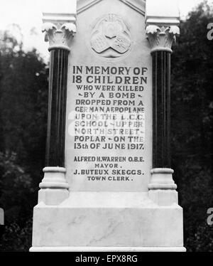 Memoriale per i 18 bambini della tomaia North Street scuola che sono stati uccisi durante un daylight raid aereo sulla capitale dal tedesco Gotha bomber il 13 giugno 1917. Il sindaco signor Alfred H Warren ha svelato il memoriale a Wanstead Park Ilford il 5 luglio Foto Stock