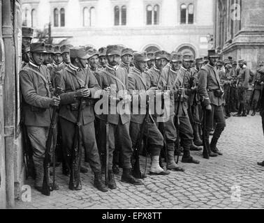 Non vi sono state dimostrazioni animate in Roma che pretendesse di essere a favore della guerra. I dimostranti è venuto in collisione con le autorità civili e militari e grande entusiasmo ha prevalso. Fortunatamente la folla quieten verso il basso quando il militare ha cominciato a Foto Stock