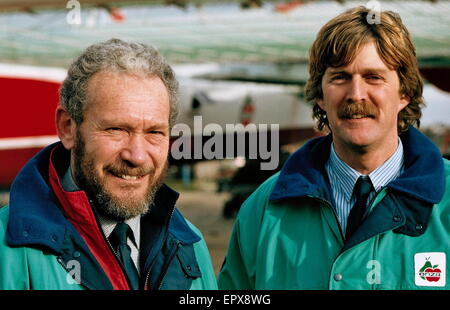 AJAXNETPHOTO. 1992. HAMBLE, Inghilterra. - MULTIHULL marinai - (L-R) ROBIN KNOX JOHNSTON E PETER BLAKE presso la denominazione ufficiale del catamarano ENZA A HAMBLE POINT. Foto:JONATHAN EASTLAND/AJAX REF:TC6077 04 1 Foto Stock