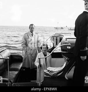 Queen Elizabeth II pone con suo marito il Principe Filippo, il Duca di Edimburgo, dopo la loro riunione a Lisbona sul royal visita in Portogallo, febbraio 1957. Foto Stock