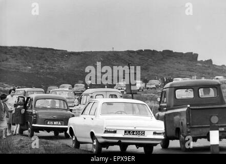 I turisti su Mori come polizia continua ricerca, Saddleworth Moor, 20 ottobre 1965. I Mori omicidi sono stati effettuati da Ian Brady e Myra Hindley tra luglio 1963 e ottobre 1965, in ed intorno a ciò che è ora Greater Manchester, Inghilterra. Il victi Foto Stock