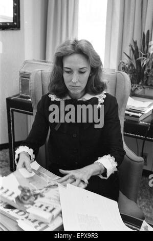 Helen Gurley Brown, 18 febbraio 1922 al 13 agosto 2012, l'autore americano, publisher e imprenditrice. In particolare, ella era redattore capo della rivista cosmopolita per 32 anni. Nella foto nel suo ufficio di New York, 22 maggio 1970. Foto Stock