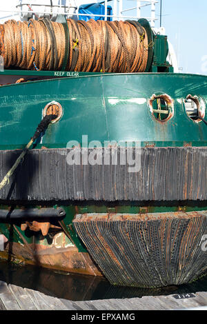 Un ampio e verde in cargo porta a strati con paracolpi in gomma per  proteggere lo scafo da eventuali danni Foto stock - Alamy