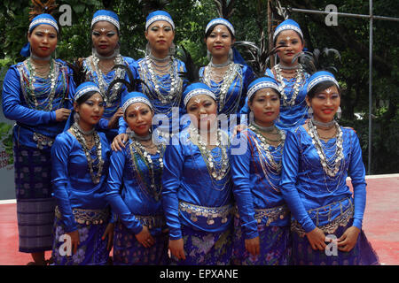 Bengalese popoli indigeni con il vestito tradizionale e ornamenti come si celebra il mondo Popoli Indigeni del giorno. Foto Stock