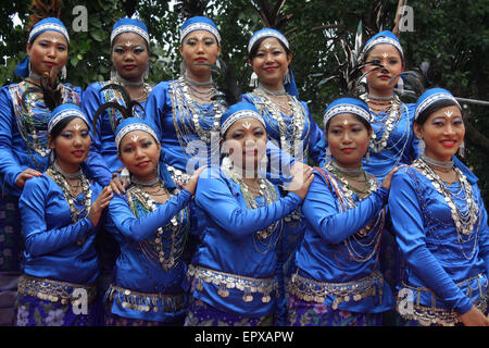 Bengalese popoli indigeni con il vestito tradizionale e ornamenti come si celebra il mondo Popoli Indigeni del giorno. Foto Stock