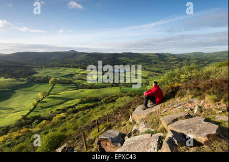 Un viandante guarda verso Macclesfield foresta con serbatoio Ridgegate e Shutlingsloe Teggs dal naso, Cheshire Foto Stock