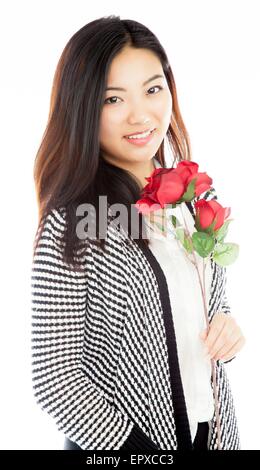 Attraente ragazza asiatica nel suo ventenne isolato su un sfondo plein girato in uno studio Foto Stock