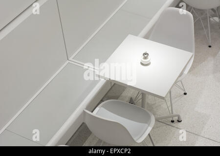 Vuoto interno bianco Ristorante Tavoli in moderno stile architettonico europeo Foto Stock