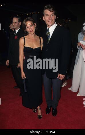 PATRICK SWAYZE con Jennifer Grey.Dirty Dancing premiere in Los Angeles 1997.k9573fb. © Fitzroy Barrett/Globe foto/ZUMA filo/Alamy Live News Foto Stock