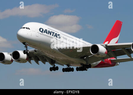 Long Haul viaggi aerei. Qantas Airbus A380-800 grande e moderno di double-decker aereo di linea, noto come il superjumbo, sulla rotta di avvicinamento Foto Stock