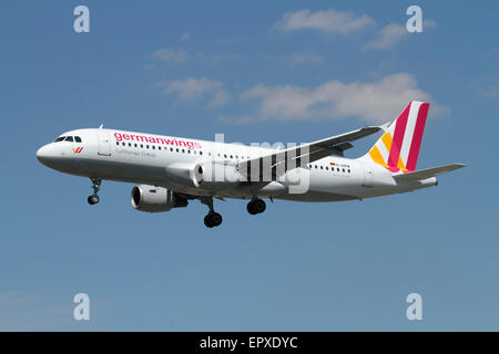 Basso costo viaggi aerei. Airbus A320 jet del passeggero appartenente alla compagnia aerea bilancio Germanwings sulla rotta di avvicinamento Foto Stock