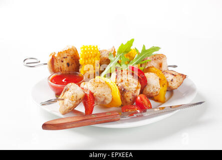 Grigliate di carne e verdura su spiedini e ketchup Foto Stock