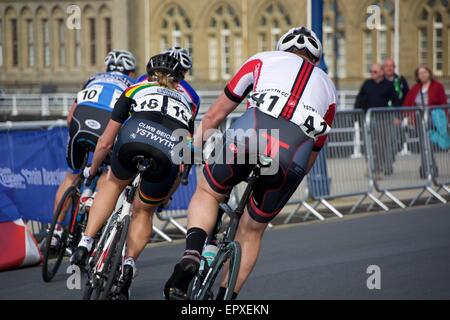 Aberystwyth, Ceredigion, West Wales, Regno Unito il 22 maggio 2015. I ciclisti da tutto scendiamo in città per prendere parte al ciclo annuale Fest. Gli spettatori, i volontari e i ciclisti tutti si divertono nel sole del tardo pomeriggio. © Trebuchet Fotografia/Alamy News live Foto Stock