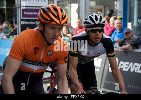 Aberystwyth, Ceredigion, West Wales, Regno Unito il 22 maggio 2015. I ciclisti da tutto scendiamo in città per prendere parte al ciclo annuale Fest. Gli spettatori, i volontari e i ciclisti tutti si divertono nel sole del tardo pomeriggio. © Trebuchet Fotografia/Alamy News live Foto Stock