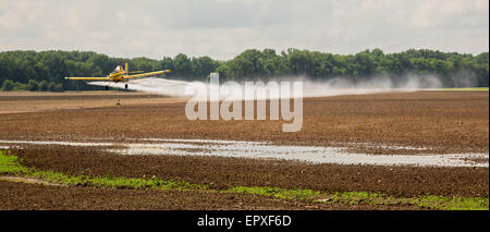 Tunica, Mississippi - un aereo si applica i pesticidi ad un campo nel delta del Mississippi. Foto Stock