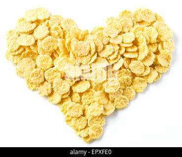 Cornflakes disposte a forma di cuore. Isolato su un bianco. Foto Stock