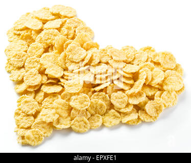 Cornflakes disposte a forma di cuore. Isolato su un bianco. Foto Stock