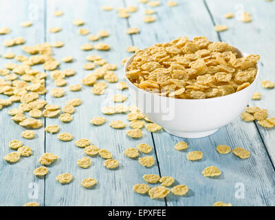 Cornflakes nella ciotola bianco. La colazione del mattino. Foto Stock