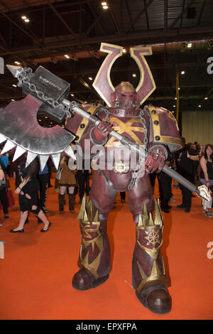 Londra, Regno Unito. 22 maggio 2015. Migliaia di sci-fi/fantasy ventole e cosplayers gregge per il centro espositivo Excel nei Docklands a frequentare il MCM London Comic Con in esecuzione dal 22 al 24 maggio 2015. Credito: Nick Savage/Alamy Live News Foto Stock