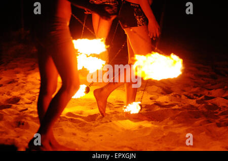 Ballerini di fiamma sulla spiaggia vicino a Puerto Galera. Mindoro Island, Filippine Foto Stock