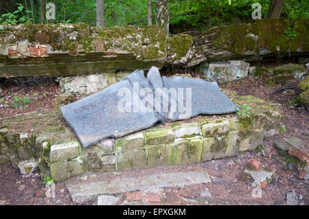 Memoriale al Stauffenberg complotto per uccidere Hitler a resti di edificio dove bomba è andato fuori, Lupo tana, Polonia Foto Stock