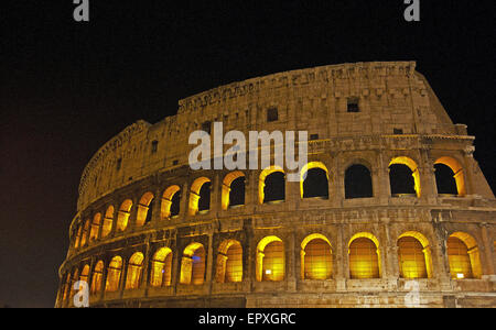 Immagine notturna del Colosseo Anfiteatro Romano costruito nel 70-80 annuncio. Foto Stock