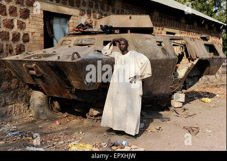 SUDAN DEL SUD, Stato dei Laghi, città Rumbek, relitto abbandonato del carro armato Cadillac Gage V-150 Commando, fatto negli Stati Uniti, dalla seconda guerra civile sudanese tra l'esercito di liberazione dei popoli sudanesi del sud SPLA e le forze armate sudanesi SAF nelle ex caserme SAF Foto Stock