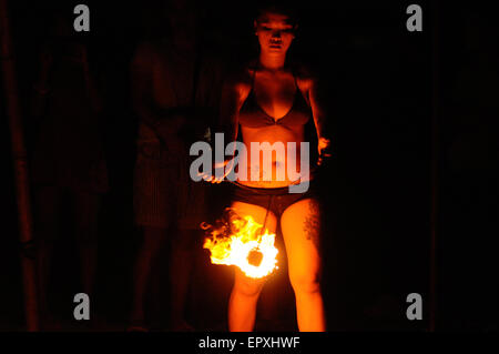 Ballerini di fiamma sulla spiaggia vicino a Puerto Galera. Mindoro Island, Filippine Foto Stock