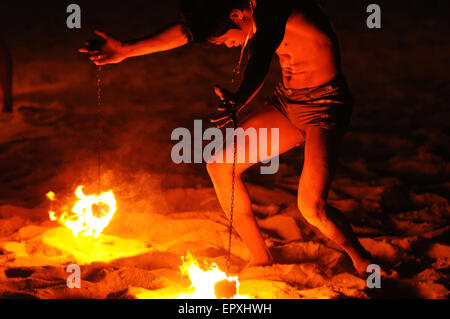 Ballerini di fiamma sulla spiaggia vicino a Puerto Galera. Mindoro Island, Filippine Foto Stock