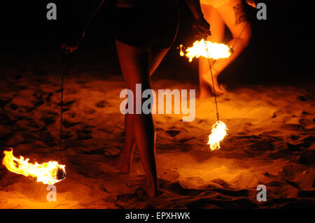 Ballerini di fiamma sulla spiaggia vicino a Puerto Galera. Mindoro Island, Filippine Foto Stock