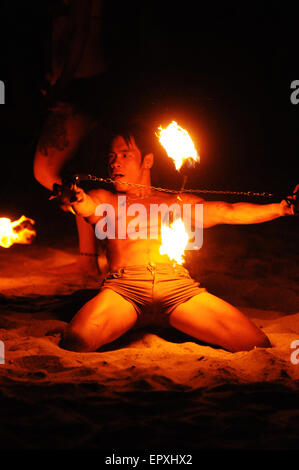 Ballerini di fiamma sulla spiaggia vicino a Puerto Galera. Mindoro Island, Filippine Foto Stock