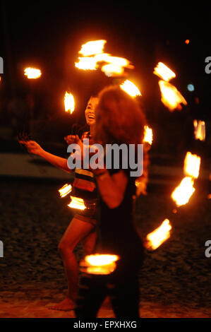 Ballerini di fiamma sulla spiaggia vicino a Puerto Galera. Mindoro Island, Filippine Foto Stock