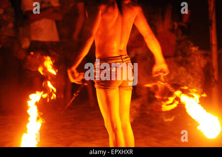 Ballerini di fiamma sulla spiaggia vicino a Puerto Galera. Mindoro Island, Filippine Foto Stock