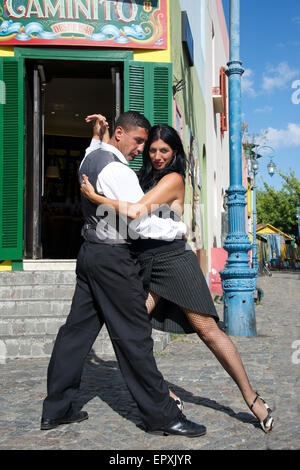 Paio di eseguire il tango Caminito La Boca Buenos Aires Argentina Foto Stock