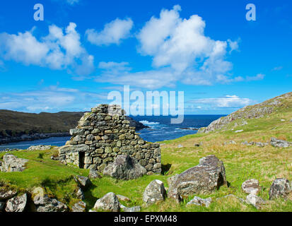 Rovine della casa vicino al Gearrannan Blackhouse Village, isola di Lewis, Ebridi Esterne, Scotland Regno Unito Foto Stock