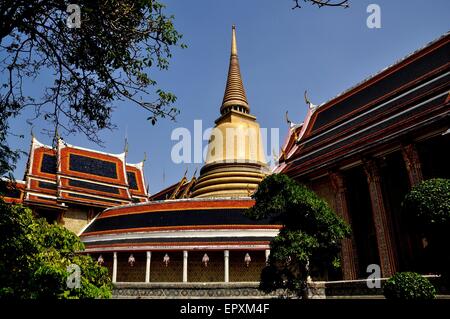 Bangkok, Thailandia circolare galleria chiostro, twin Ubosot santuario padiglioni e golden sagomato a campana Chedi a Wat Ratchabophit Foto Stock