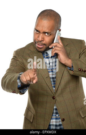 Ritratto di African American uomo tramite cellulare isolato su sfondo bianco Foto Stock