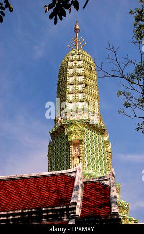 Bangkok, Thailandia: verde e bianco-Khmer style Prang al Wat Ratchaburana Foto Stock