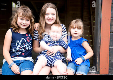 I fratelli che posano per una foto a un parco Foto Stock