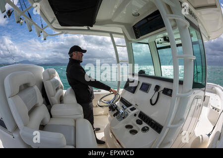 L'ampia cabina di pilotaggio di un Boston Whaler 320 sdegno. Le spacieux poste de pilotaggio d'onu Boston Whaler 320 sdegno. Foto Stock