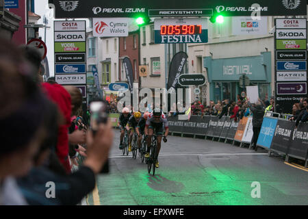 Aberystwyth, Regno Unito, 22 maggio, 2015. Ed ciclisti professionisti ha preso per le strade di Aberystwyth per il round 3 della perla Izumi Tour serie. Credito: Jon Freeman/Alamy Live News Foto Stock